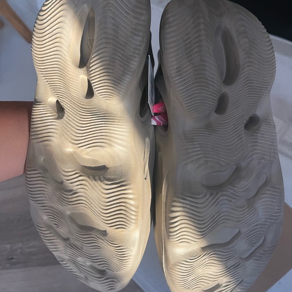 NIB Yeezy Foam Runner ‘Stone Sage’ - Picture 4 of 5
